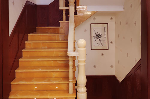 宝鸡中式别墅室内汉白玉石楼梯的定制安装装饰效果